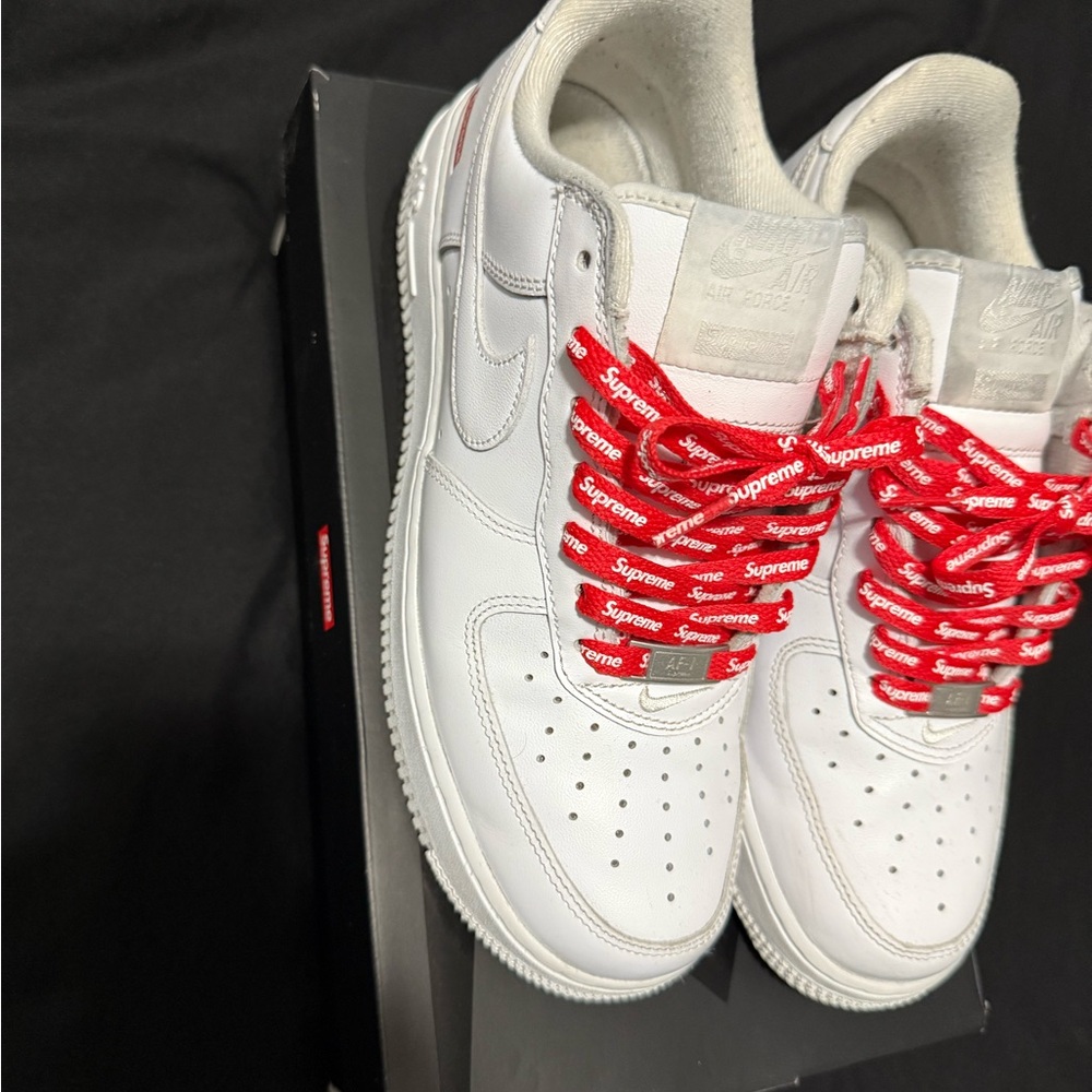 White/red supreme af1